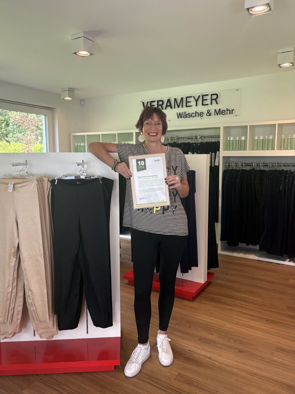 Vera Meyer mit Urkunde vom Bürgermeister zum 10. Jubiläum